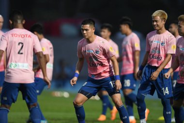 CHONBURI, THAILAND - 24 Mart 2022: Narubadin Weerawatnodom # 15 Tayland dostluk maçı sırasında Chonburi Stadyumu 'nda Nepal' e karşı  