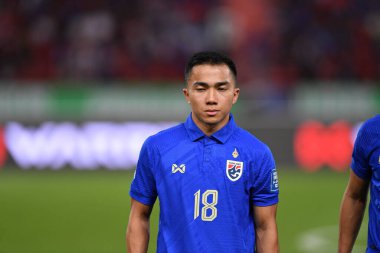 BANGKOK, THAILAND - 16th NOVEMBER, 2023: Chanathip Songkrasin # 18 Tayland Dünya Kupası sırasında Tayland ile Tayland arasında Tayland 'daki rajamangkala Stadyumu' nda Çin 'e karşı oynandı.