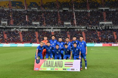 BANGKOK, THAILAND - 16 Kasım 2023: Tayland Dünya Kupası sırasında Çin ile rajamangkala Stadyumu arasında oynanan karşılaşmada Tayland 'ın oyuncusu 
