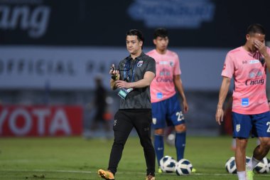 CHONBURI, THAILAND - 24 Mart 2022: Tayland ile Chonburi Stadyumu 'ndaki Nepal maçında Watsapol kaewpaluek yardımcı antrenör  