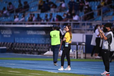 CHONBURI, THAILAND - 24 Mart 2022 Tayland dostluk maçı sırasında Chonburi Stadyumu 'nda Nepal' e karşı Nuenpan lamsam teknik direktörü  