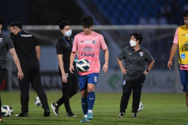 CHONBURI, THAILAND - 24 Mart 2022: Chaowat Weerachart # 6 Tayland dostluk maçı sırasında Chonburi Stadyumu 'nda Nepal' e karşı  