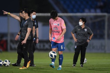 CHONBURI, THAILAND - 24 Mart 2022: Chaowat Weerachart # 6 Tayland dostluk maçı sırasında Chonburi Stadyumu 'nda Nepal' e karşı 