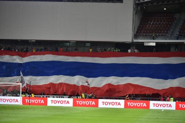BANGKOK, THAILAND - 16 Kasım 2023: Dünya Kupası sırasında Tayland ile Tayland arasında Tayland 'daki Tayland Stadyumu' nda Çin 'e karşı yapılan turnuvada Büyük Bayrak