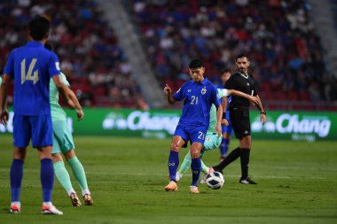 BANGKOK, THAILAND - 16. NOVEMBER, 2023: Tayland Dünya Kupası sırasında Tayland 'ın 21 numaralı poker oyuncusu Tayland' daki Rajamangkala Stadyumu 'nda Çin' e karşı oynanan turnuvaya katılma hakkı kazandı.