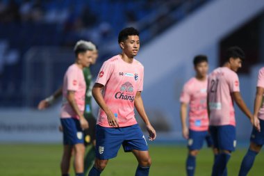 CHONBURI, THAILAND - 24 Mart 2022: Tayland ile Chonburi Stadyumu 'ndaki Nepal maçı sırasında Tayland' ın 11 numaralı Bordin Phala oyuncusu