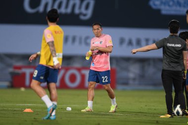 CHONBURI, THAILAND - 24 Mart 2022: Patompon Charoenrattanapirom # 22 Tayland dostluk maçı sırasında Chonburi Stadyumu 'nda Nepal' e karşı  