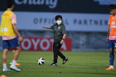 CHONBURI, THAILAND - 24 Mart 2022: Tayland ile Chonburi Stadyumu 'ndaki Nepal maçında Nuangruthai sathongvien yardımcı koçu  