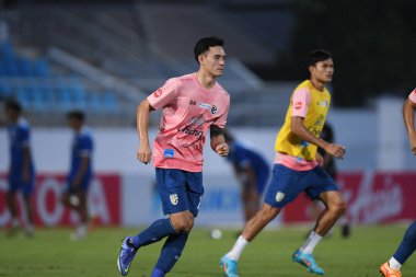 CHONBURI, THAILAND - 24 Mart 2022 Tayland 'da Chonburi Stadyumu' nda Nepal 'e karşı oynanan müsabaka sırasında 24 numaralı Chalermsak Akkee oyuncusu  