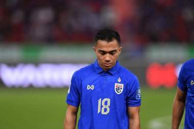 BANGKOK, THAILAND - 16th NOVEMBER, 2023: Chanathip Songkrasin # 18 Tayland Dünya Kupası sırasında Tayland ile Tayland arasında Tayland 'daki rajamangkala Stadyumu' nda Çin 'e karşı oynandı.