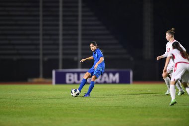 BURIRAM, THAILAND - 10 Mart 2023: Praewa Nudnabee # 8 Tayland Oyuncusu, Tayland 'ın Buriram şehrinde Tayland' a karşı Tayland 'da Tayland' a karşı 20 kadın kupasında eylem halinde.
