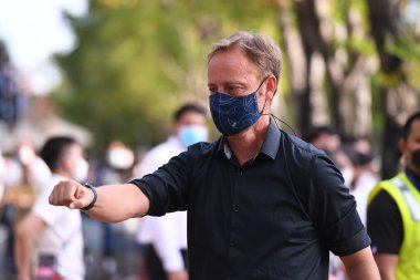 CHONBURI, THAILAND - 24 Mart 2022: Tayland ile Chonburi Stadyumu 'ndaki Nepal maçında Mano Poking baş antrenörü  