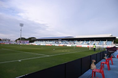CHONBURI, THAILAND - 24 Mart 2022 Tayland ile Chonburi Stadyumu arasında oynanan dostluk maçı sırasında Atmosfer chonburi Stadyumu  