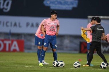 CHONBURI, THAILAND - 24 Mart 2022: Thanaboon Kaesarat # 25 Tayland dostluk maçı sırasında Chonburi Stadyumu 'nda Nepal' e karşı