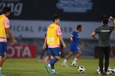 CHONBURI, THAILAND - 24 Mart 2022: Chaowat Weerachart # 6 Tayland dostluk maçı sırasında Chonburi Stadyumu 'nda Nepal' e karşı  