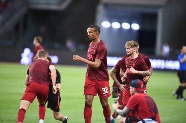 KALLANG, SINGAPORE - 15 Temmuz 2022: Joel Matip # 32 Liverpool Oyuncusu sezon öncesi stadyumdaki kristal saraya karşı eylem halinde