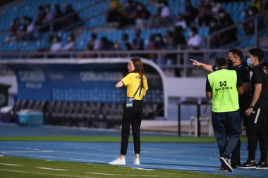 CHONBURI, THAILAND - 24 Mart 2022 Tayland dostluk maçı sırasında Chonburi Stadyumu 'nda Nepal' e karşı Nuenpan lamsam teknik direktörü  