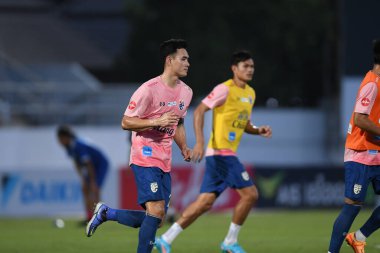 CHONBURI, THAILAND - 24 Mart 2022 Tayland 'da Chonburi Stadyumu' nda Nepal 'e karşı oynanan müsabaka sırasında 24 numaralı Chalermsak Akkee oyuncusu  