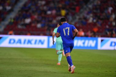 BaBANGKOK, THAILAND - 16th NOVEMBER, 2023: Supphanut Muaenta # 17 Tayland Dünya Kupası sırasında Tayland ile Tayland arasında Tayland 'daki rajamangkala Stadyumu' nda Çin 'e karşı oynandı.