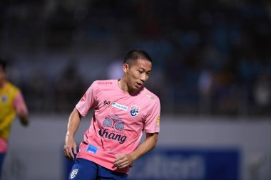 CHONBURI, THAILAND - 24 Mart 2022: Patompon Charoenrattanapirom # 22 Tayland dostluk maçı sırasında Chonburi Stadyumu 'nda Nepal' e karşı  