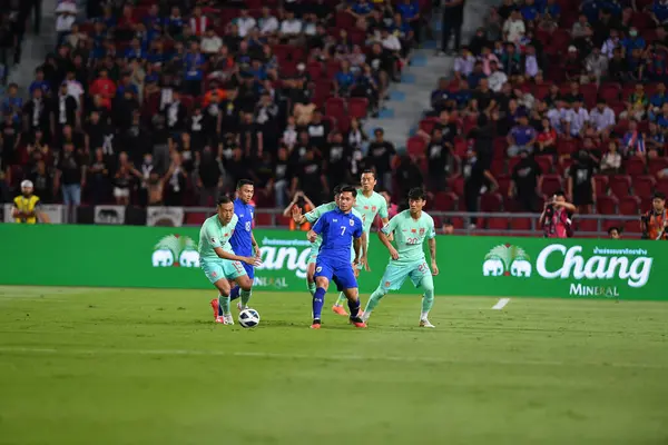BANGKOK, THAILAND - 16th NOVEMBER, 2023: Suppachok Sarachat # 7 Tayland Dünya Kupası sırasında Tayland ile Tayland arasında Tayland 'daki rajamangkala Stadyumu' nda Çin 'e karşı oynanan karşılaşma