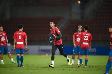 THUMTHANI, THAILAND -11 ARALIK, 2022: Saranon Anuin # 23 Tayland 'lı oyuncu Tayland ile Tayland' daki Tayland Stadyumu 'nda Myanmar arasında oynanan dostluk maçı sırasında