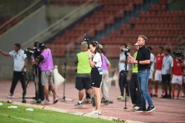 THUMTHANI, THAILAND -11 ARALIK, 2022: Tayland 'ın Nuanpan Lumsam teknik direktörü Tayland ile Tayland arasındaki dostluk maçı sırasında thammasart Stadyumu, Tayland