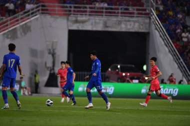 Bangkok, Tayland - 26 Mart 2024: Weerathep Pompan 22 numaralı Tayland Dünya Kupası 'nda Tayland ile Tayland arasındaki rajamangkala Stadyumu maçına çıktı.