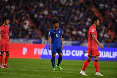 Bangkok, Tayland - 26 Mart 2024: Dünya Kupası sırasında Suphanut Meuanta # 10 Tayland Kupası 'nda Güney Kore ile Tayland' daki Rajamangkala Stadyumu 'nda karşılaştı..