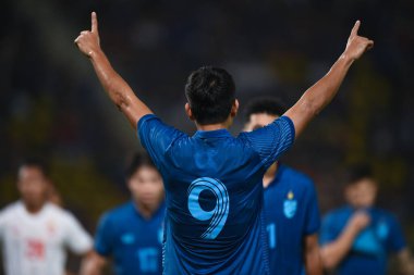 THUMTHANI, THAILAND -11 ARALIK 2022 Adisak Kraisorn # 9 Tayland ile Tayland arasındaki dostluk maçı sırasında Tayland 'daki Tayland Stadyumu' nda Myanmar 'a karşı