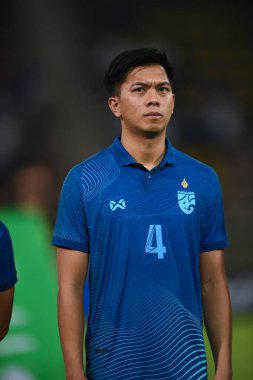PATUMTHANI, THAILAND -11 ARALIK 2022: 4 numaralı Pansa Hemviboon Tayland Milli Futbol Takımı ile Tayland 'ın Tayland Stadyumu' nda oynanan dostluk maçı sırasında