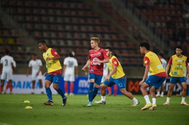 Pathumthani -Tayland: 11 Aralık 2022: Tayland 'daki Tayland Stadyumu' nda Tayland ile Myanmar arasında oynanan dostluk maçı sırasındaki oyuncular