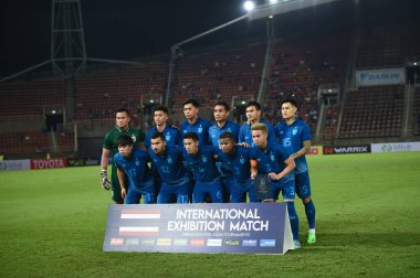 Pathumthani -Tayland: 11 Aralık 2022: Tayland 'daki Tayland Stadyumu' nda Tayland ile Myanmar arasında oynanan dostluk maçı sırasındaki oyuncular