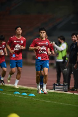 PATUMTHANI, THAILAND -11 Aralık 2022: Sarach Yooyen # 6 Tayland dostluk maçı sırasında thammasart Stadyumu, Tayland 'da Myanmar' a karşı