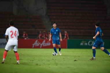 PATUMTHANI, THAILAND -11 ARALIK 2022: 4 numaralı Pansa Hemviboon Tayland Milli Futbol Takımı ile Tayland 'ın Tayland Stadyumu' nda oynanan dostluk maçı sırasında