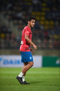 Pathumthani, Tayland - 11 Aralık 2022: Tayland 'daki Thammasat Stadyumu' nda Tayland ile Myanmar arasında oynanan dostluk maçı sırasında Teerasil Dangda # 10 Tayland oyuncusu.