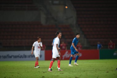 THUMTHANI, THAILAND -11 Aralık 2022: Mg Mg Lwin # 11 Myanmar oyuncusu Tayland ile Tayland 'daki Tayland Stadyumu' nda Myanmar arasında oynanan dostluk maçı sırasında