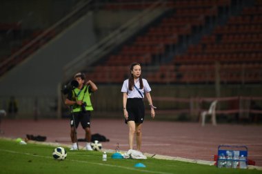 THUMTHANI, THAILAND -11 ARALIK, 2022: Tayland 'ın Nuanpan Lumsam teknik direktörü Tayland ile Tayland arasındaki dostluk maçı sırasında thammasart Stadyumu, Tayland