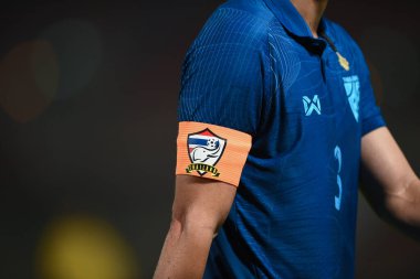 Pathumthani Tayland: 11 ARALIK 2022: Tayland 'da Tayland ile Tayland Stadyumu' nda Myanmar arasında oynanan dostluk maçı sırasında # 3 numaralı Tayland Oyuncusu Theerathon Bunmathan