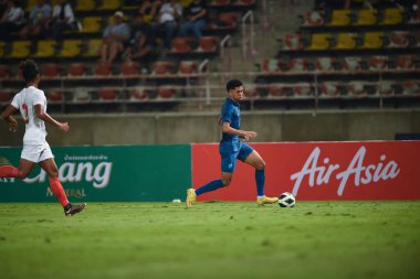 Pathumthani, Tayland - 11 Aralık 2022: Tayland 'daki Thammasat Stadyumu' nda Tayland ile Myanmar arasındaki dostluk maçı sırasında Bordin Phala # 11 Tayland oyuncusu.