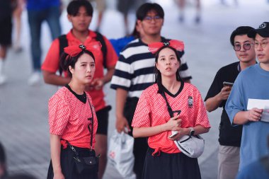 BANGKOK, THAILAND-26 MARCH, 2024: Tayland ile Güney Kore arasında oynanan Dünya Kupası sırasındaki Güney Kore taraftarı