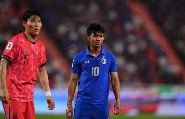 Bangkok, Tayland - 26 Mart 2024: Dünya Kupası sırasında Suphanut Meuanta # 10 Tayland Kupası 'nda Güney Kore ile Tayland' daki Rajamangkala Stadyumu 'nda karşılaştı..