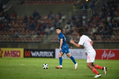 PATUMTHANI, THAILAND -11 Aralık 2022: Sarach Yooyen # 6 Tayland dostluk maçı sırasında thammasart Stadyumu, Tayland 'da Myanmar' a karşı