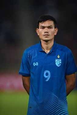 THUMTHANI, THAILAND -11 ARALIK 2022 Adisak Kraisorn # 9 Tayland ile Tayland arasındaki dostluk maçı sırasında Tayland 'daki Tayland Stadyumu' nda Myanmar 'a karşı