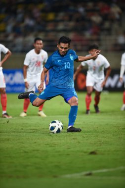 Pathumthani, Tayland - 11 Aralık 2022: Tayland 'daki Thammasat Stadyumu' nda Tayland ile Myanmar arasında oynanan dostluk maçı sırasında Teerasil Dangda # 10 Tayland oyuncusu.