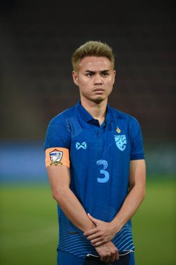 Pathumthani Tayland: 11 ARALIK 2022: Tayland 'da Tayland ile Tayland Stadyumu' nda Myanmar arasında oynanan dostluk maçı sırasında # 3 numaralı Tayland Oyuncusu Theerathon Bunmathan