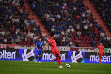 Bangkok, Tayland - 26 Mart 2024: Dünya Kupası sırasında Kim Young-Gwon # 19 Güney Kore Oyuncusu Rajamangkala Stadyumu 'nda Güney Kore' ye karşı mücadele etti.