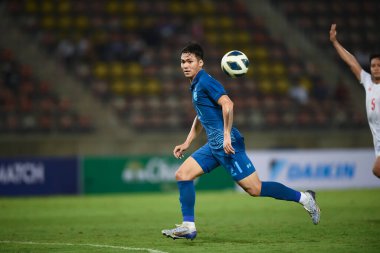 PATHUMTHANI, THAILAND -11 Aralık 2022: Poramet Arjvilai # 21 Tayland ile Tayland arasındaki dostluk maçı sırasında Tayland 'daki Tayland Stadyumu' nda Myanmar 'a karşı