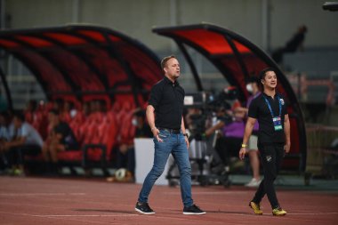 PATUMTHANI, THAILAND -11 Aralık 2022: Tayland 'da Tayland ile Tayland Stadyumu' nda Myanmar arasında oynanan dostluk maçı sırasında Mano Poking HeadCoach of thailand
