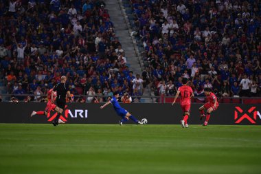 Bangkok, Tayland - 26 Mart 2024: Dünya Kupası sırasında Suphachok Sarachat # 7 Tayland Millî Futbol Takımı, Tayland 'daki Rajamangala Stadyumu' nda Güney Kore 'ye karşı mücadele etti.. 